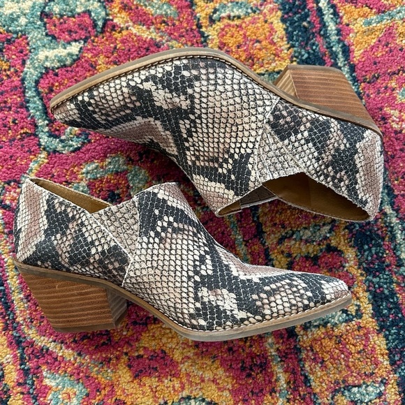 Lucky Brand | Women’s black/tan leather snakeskin pattern Tabea ankle booties, 8 - Picture 7 of 14